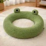 Panier petit chien rond avec œil de grenouille
