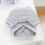 Vêtements pour animaux de compagnie, chemise grise à col rond Love and Peace, adaptée aux chiens de petite et moyenne taille, printemps et automne, 1 pièce 2