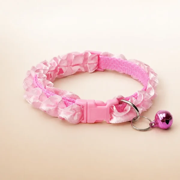 Collier en dentelle avec clochette pour chihuahua