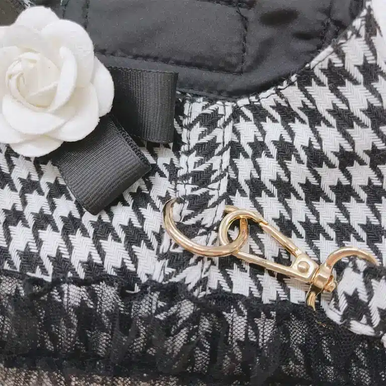 Harnais noir et blanc avec fleur pour chien 4