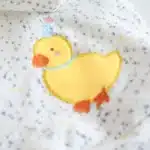 Pull à capuche poussin pour petit chien 6