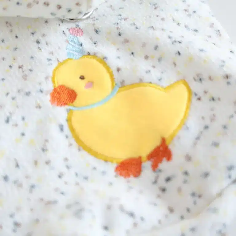 Pull à capuche poussin pour petit chien 6