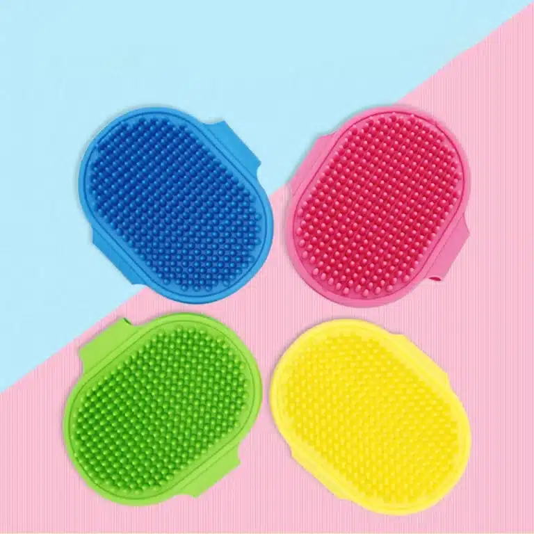 Brosse en caoutchouc souple pour chien 1