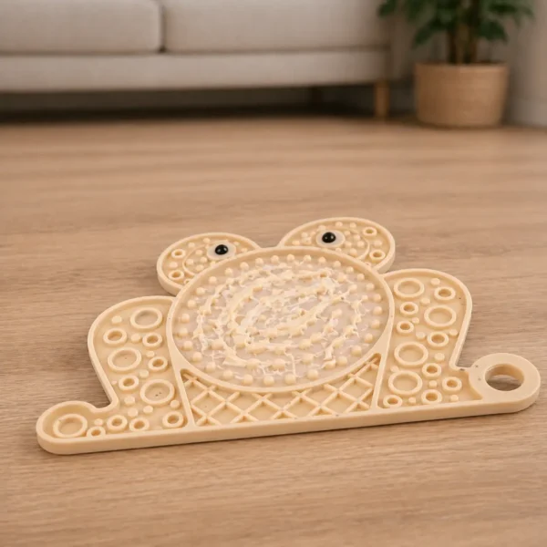 Tapis de léchage forme grenouille beige pour chien