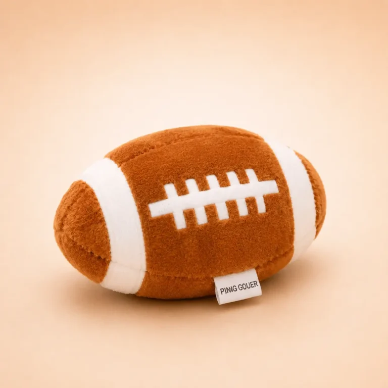 Peluche ballon de rugby pour chien