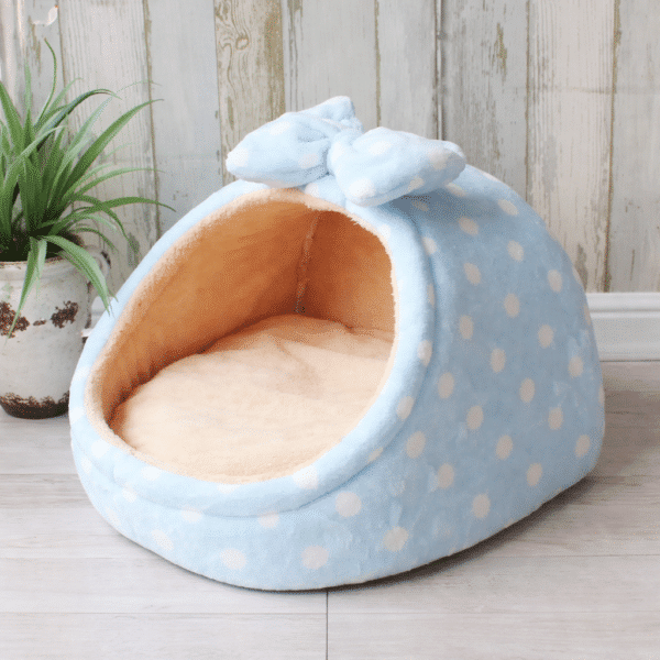 Panier bleu ciel et crème cosy petit chien