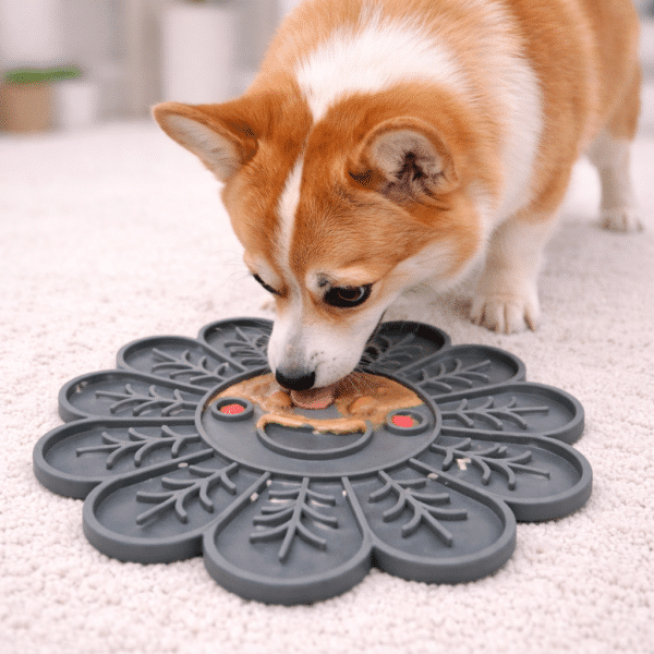 Tapis de léchage fleur gris pour petit chien