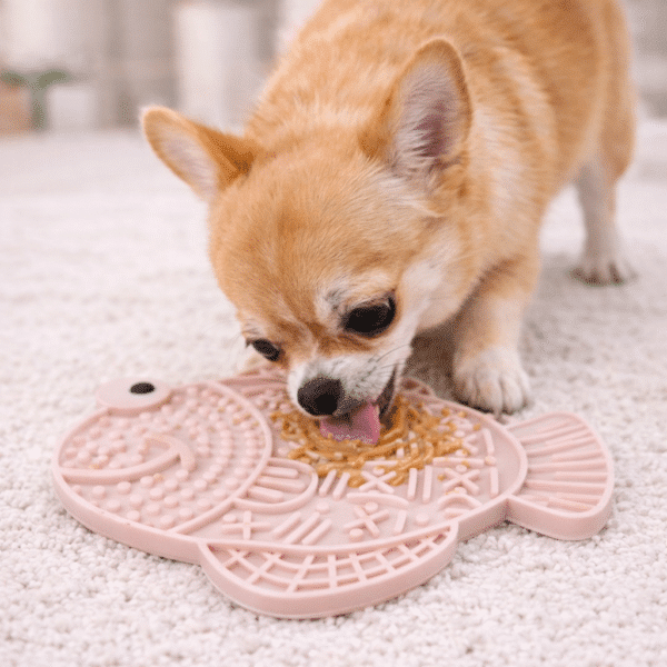 Tapis de léchage forme poisson rose pour chien