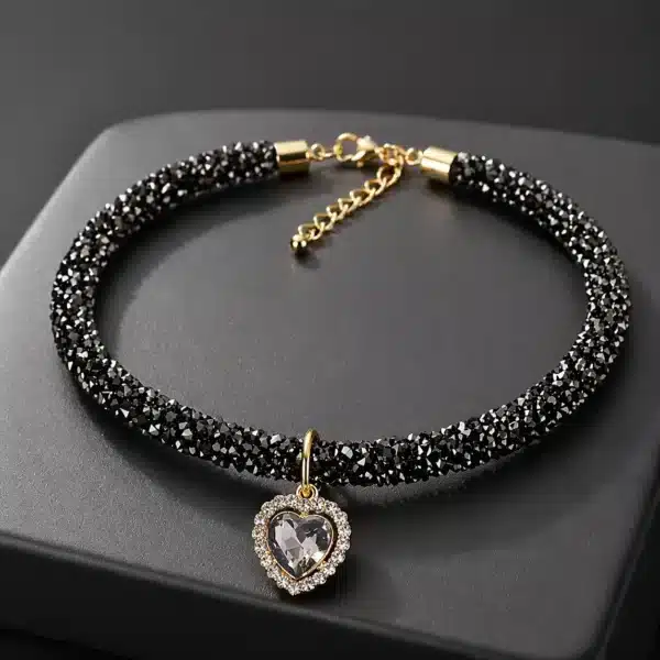 Collier en cuivre et zirconium  chihuahua noir