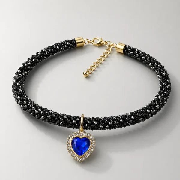 Collier en cuivre et zirconium  chihuahua noir et bleu
