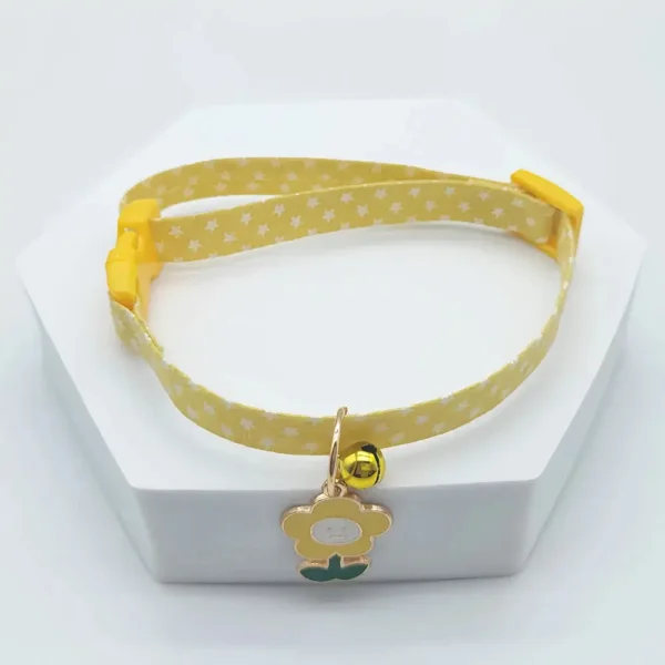 Collier chihuahua fleur jaune grelot
