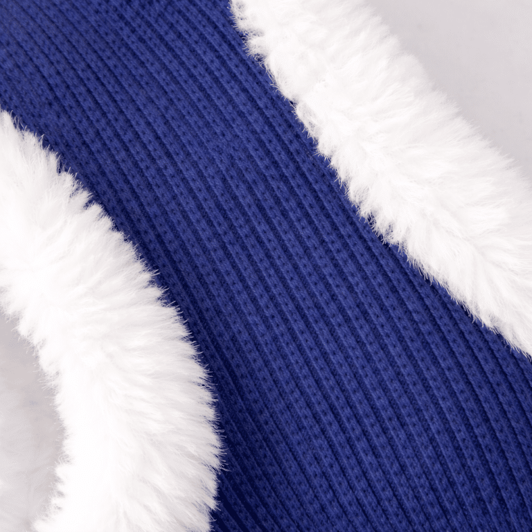 Tissu bleu et fourrure blanche (1)