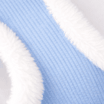 Tissu bleu et fourrure blanche