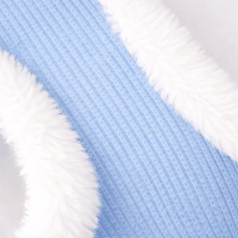 Tissu bleu et fourrure blanche