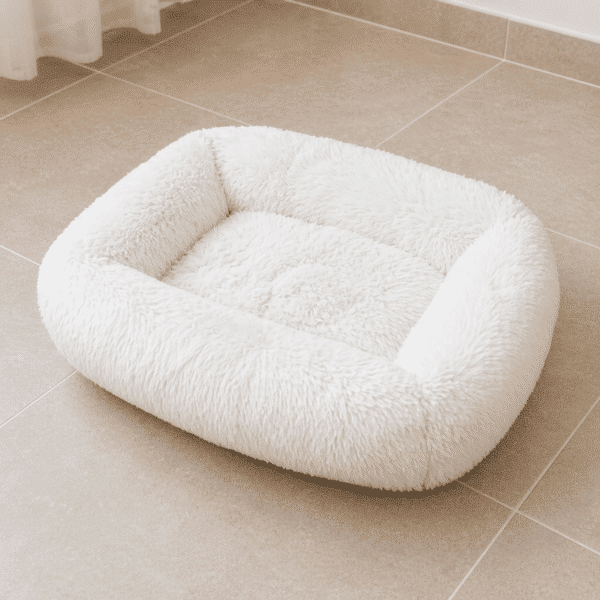 Lit moelleux pour petit chien blanc